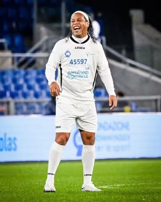 巴西国家队传奇球星罗纳尔迪尼奥结束封闭生活,积极投入慈善活动的简单介绍 巴西国家队传奇球星罗纳尔迪尼奥结束封闭生活,积极投入慈善活动的简单介绍