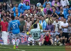 C7娱乐app下载-热闹足球对决再掀热潮，球队奋力拼搏